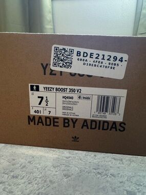 LIKE NEW adidas Yeezy Boost 350 V2 Box